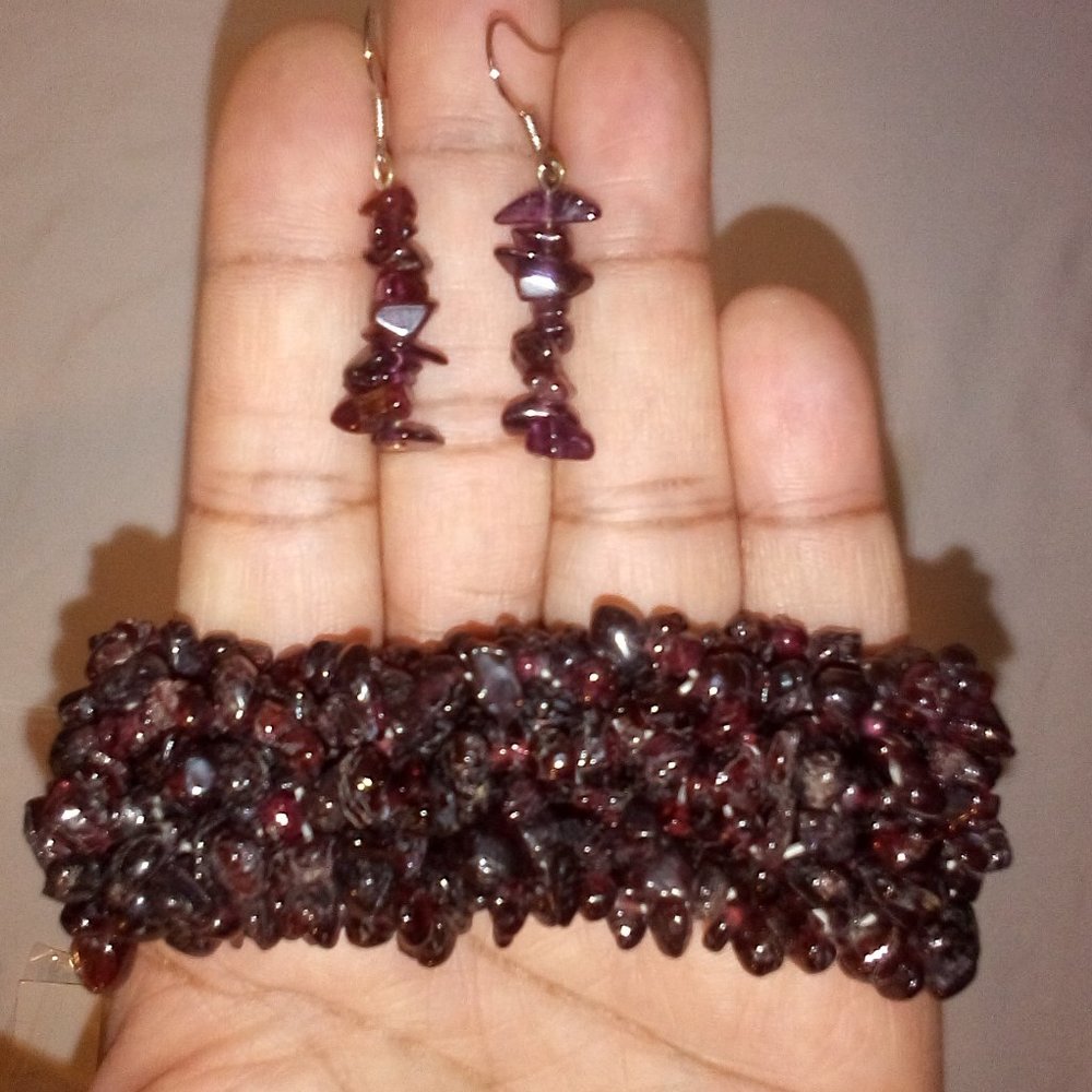 Earring & Bracelet Set: Silver Garnet Chip Earrings w/ Stretchy Bracelet.  New